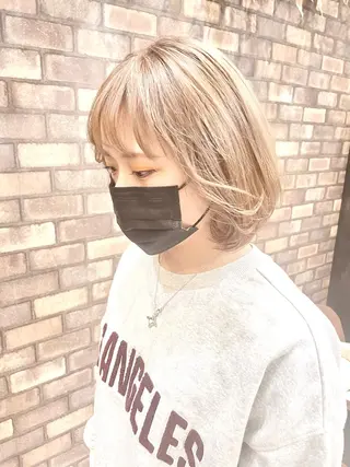 ミディアム 🔷ブリーチバレイヤ ージュ🔷飯野達也のヘアスタイル