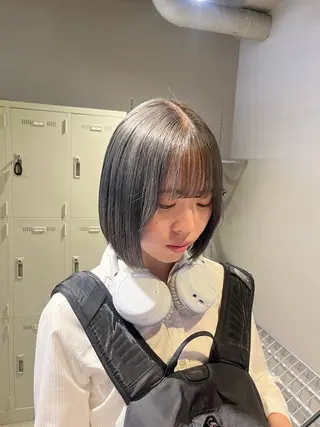 セミロング 寒色＆ブリーチ特化 寒色MiOのヘアスタイル