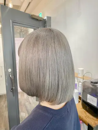 ショート カラー 梅田ハイトーン チダ ヒナノのヘアスタイル