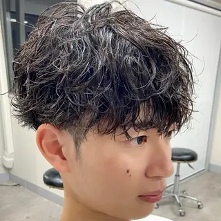 メンズ 表参道フェザーパーマ ニュアンスパーマのヘアスタイル