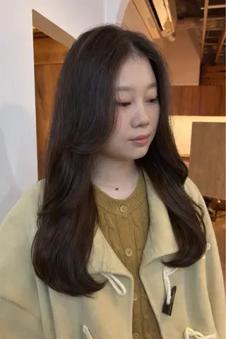 ロング ウシロダ メグミのヘアスタイル