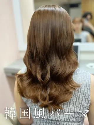 セミロング 波巻きウェーブ 韓国風パーマ 纐纈のヘアスタイル