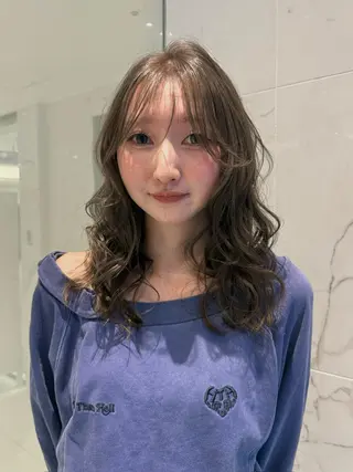 セミロング 峯本 つばめのヘアスタイル