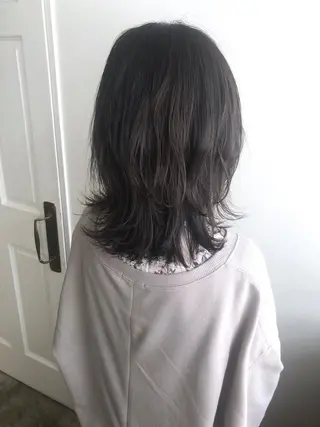 ミディアム カラー MIOベージュカラー 柔らかいカラーのヘアスタイル