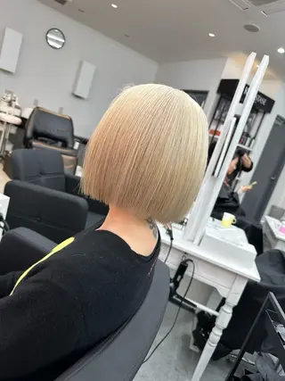 ミディアム 奥本 侑 ハイトーン、髪質改善のヘアスタイル