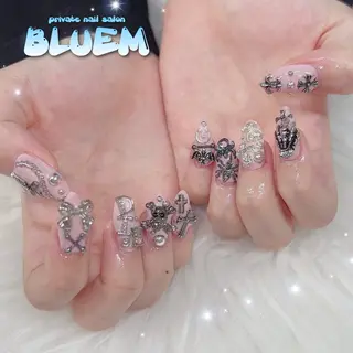 ネイル BLUEM なな🐶のネイルデザイン