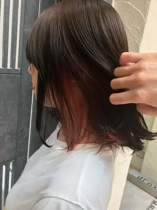 ミディアム カラー ウルフカット／吉村 桃子のヘアスタイル