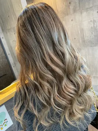 セミロング 推し活に可愛く艶モテ カラー/巻きキョウコのヘアスタイル