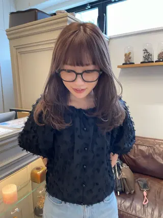 セミロング カラー ミルクティー× グレージュMOMOのヘアスタイル