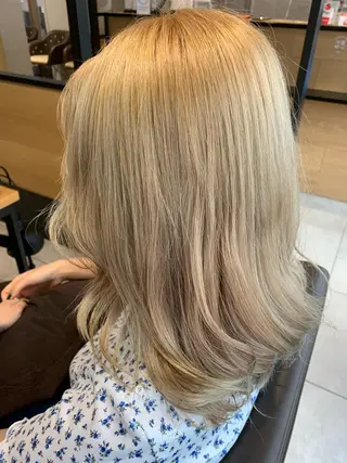 セミロング カラー ヘアアレンジ Moana by HEADLIGHT所属・tomoka／ デザインカラー🌺のヘアスタイル