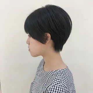 ショート レイヤー/顔まわり カット/地毛風カラーのヘアスタイル