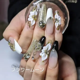 ネイル フラワー ムーンのネイルデザイン