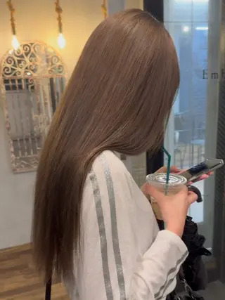 ロング カラー 赤みなしオリーブ ハイトーン×レイヤーのヘアスタイル