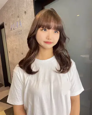 ミディアム GEM YURI ハイトーンカラーのヘアスタイル