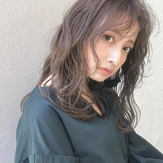 セミロング カラー 伊 杏のヘアスタイル