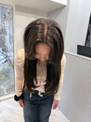 ロング カラー ミルクティー× グレージュMOMOのヘアスタイル