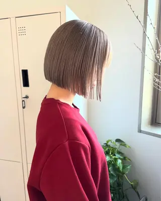 ショート カラー laff 新宿所属・切りっぱなしボブ レイヤー/縮毛矯正のヘアスタイル