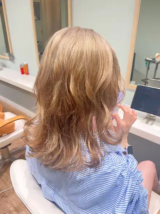 セミロング atelier doux dimanche（アトリエ・ドゥー・ディマンシュ）所属・Fukamiレイヤー 透明感カラーのヘアスタイル