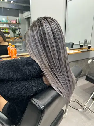 セミロング カラー ミルクティーカラー グレージュ　高山慧輔のヘアスタイル