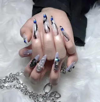 ネイル RAFFINE 月🦋🩵のネイルデザイン