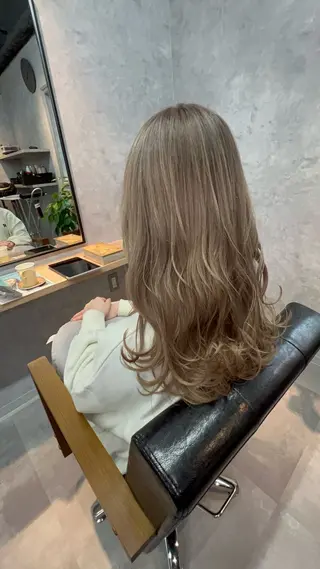 ロング motoトップカラー リスト/ブリーチカラのヘアスタイル