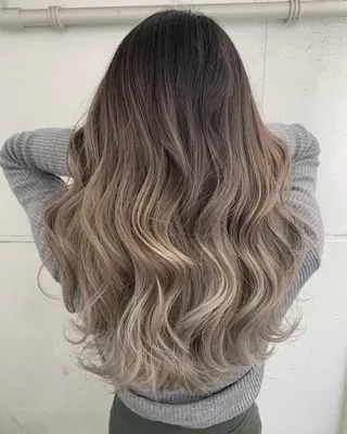 ロング カラー オフホワイトアンドなんば所属・福西 洋斗のヘアスタイル