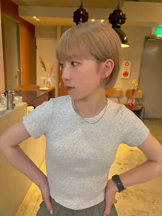 ショート ミルクティーベージュ outaのヘアスタイル