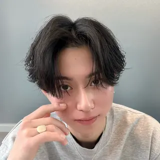 ミディアム メンズ フェザー/ゆるふわ パーマ/鐘ヶ江 航青のヘアスタイル