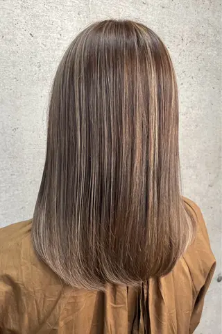 ミディアム 艶髪ハイトーン特化 梅田美容室SLYのヘアスタイル