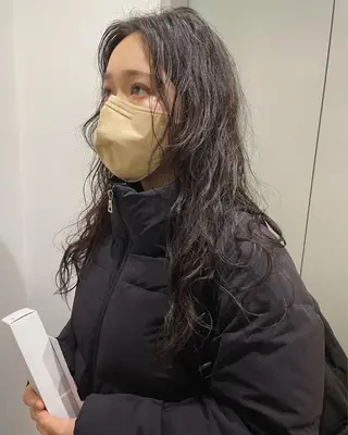 ロング パーマ Loom.所属・村上雅人 ナチュラルモードのヘアスタイル