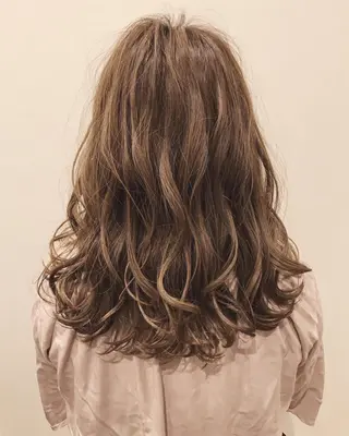 ミディアム 石田 優菜のヘアスタイル