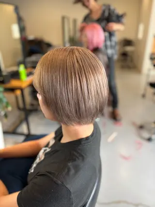 ショート カラー 山路 結花のヘアスタイル
