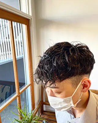 ショート メンズ 小林 崇雅　ダウンパーマのヘアスタイル