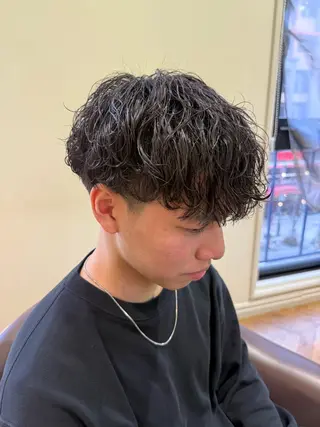 ショート パーマ メンズ 溝口 槙里也のヘアスタイル