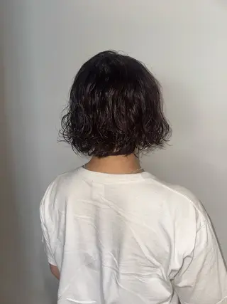 ミディアム パーマ 塩澤 榛奈のヘアスタイル