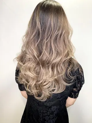 セミロング カラー パーマ ヘアアレンジ ハイトーン カラーのヘアスタイル