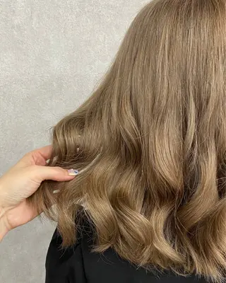 ミディアム 🩶西 雪乃/透明感 くすみカラー🫧のヘアスタイル