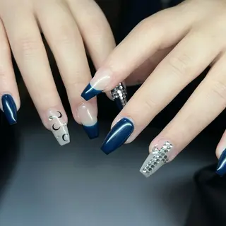 ネイル ⁸ᵃᵖᵖʸ🐝⋆゜ MöEのネイルデザイン