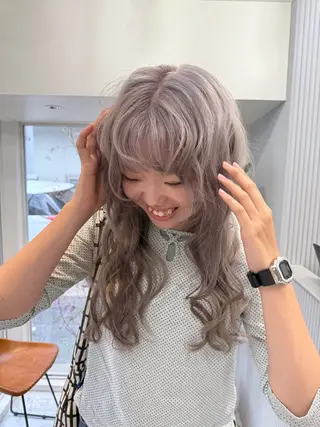 ロング カラー ミルクティー× グレージュMOMOのヘアスタイル