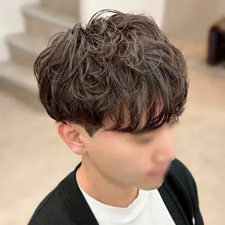 パーマ メンズ フェザーパーマ🦋セ ンターパート🖤彩音のヘアスタイル