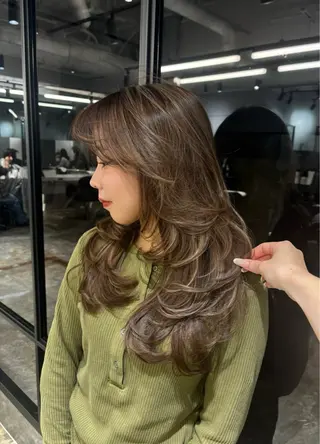 セミロング karin💋海外 レイヤーカットのヘアスタイル