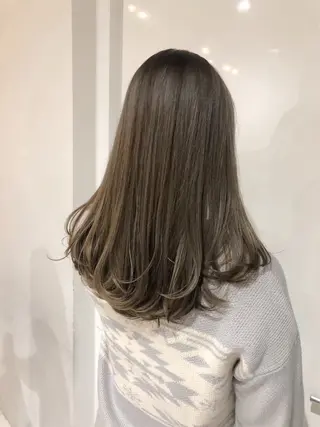 セミロング カラー ✩.*Aise⟡.· 艶カラー🐈‍⬛🩶のヘアスタイル