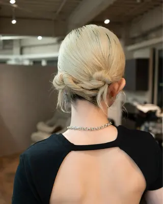 ヘアアレンジ レイヤー/ハイトーン ヒガシサヨのヘアスタイル