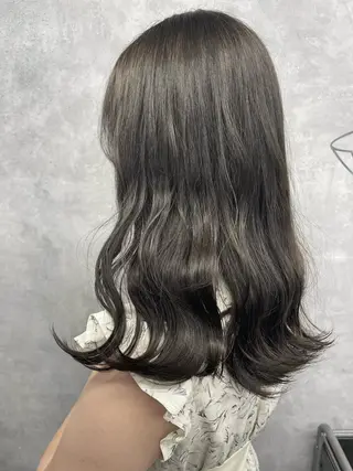 セミロング カラー オフホワイトアンドなんば所属・福西 洋斗のヘアスタイル