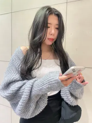 ロング 響　インナーカラー イヤリングカラーのヘアスタイル