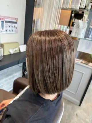 ショート カラー 若泉 真梨のヘアスタイル