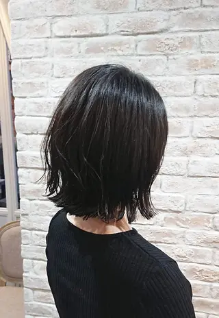 ミディアム 赤松 摩美のヘアスタイル