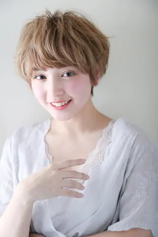 ミディアム 江原 彩華のヘアスタイル