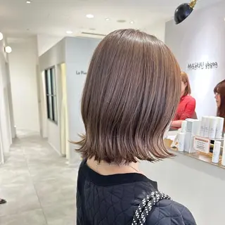 ミディアム カラー オリーブベージュ/ ブリーチなし透明感のヘアスタイル