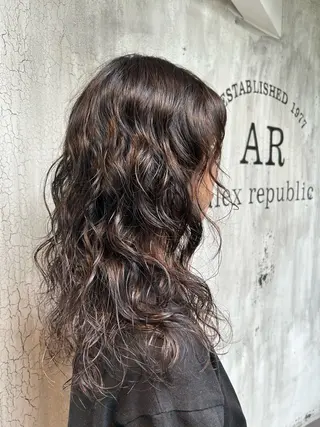 セミロング パーマ alex republic所属・尾形 真里のヘアスタイル